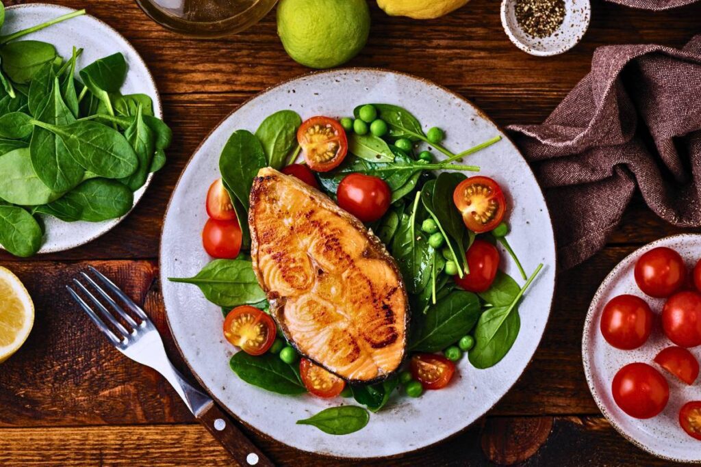 Salmão Grelhado com Salada de Espinafre e Tomate Cereja! Delícia!