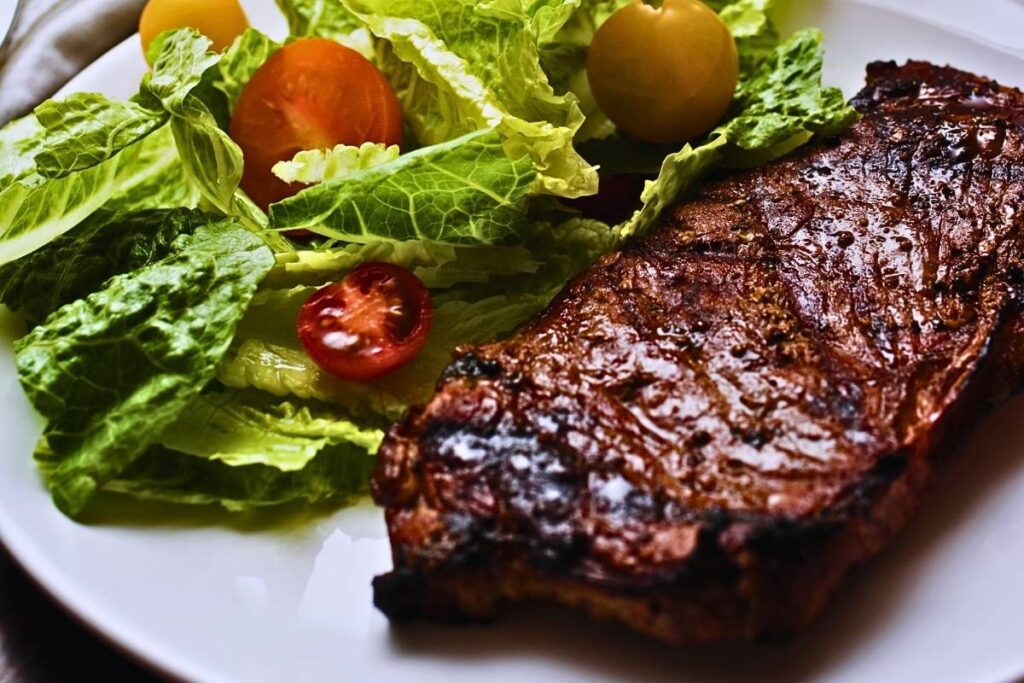 Bife com Salada de Alface e Cebola Roxa, uma receita simples e muito prática de fazer, você vai adorar!