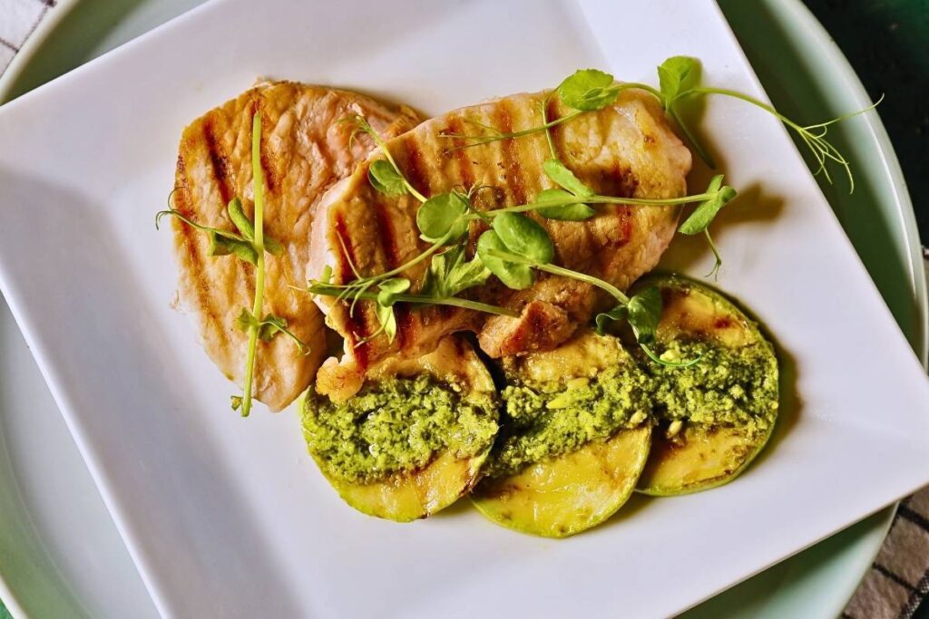 Você vai se surpreender com esse frango com abobrinha e molho pesto! Uma delícia, faça hoje!