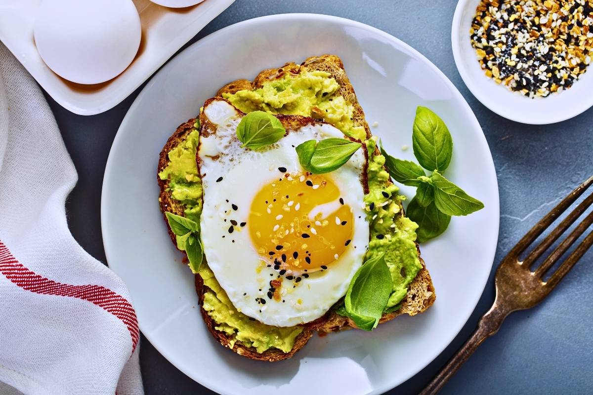 Esse toast com abacate, uma opção simples e nutritiva para um lanche ou café da manhã. Confira aqui o passo a passo!