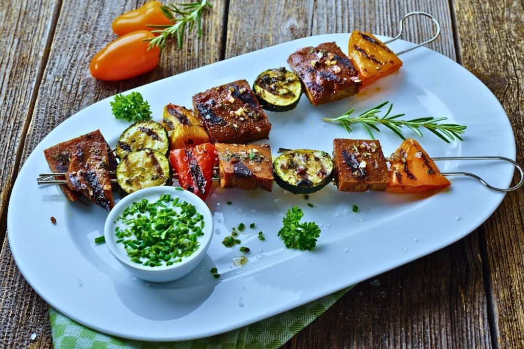 Prepare-se para uma explosão de sabores com nossos Espetinhos de Seitan Grelhado. Petiscos irresistíveis que você vai amar!