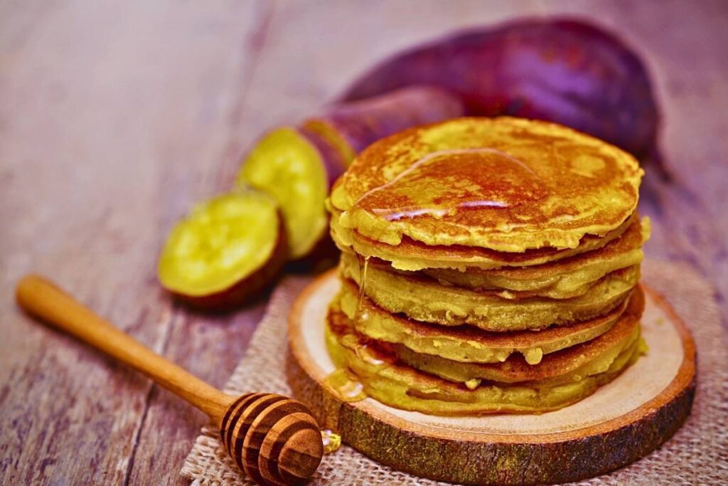 Esta receita de Panquecas de Batata Doce é deliciosa! Além de combinar sabor e saúde em um só prato. Você vai se surpreender com o resultado.