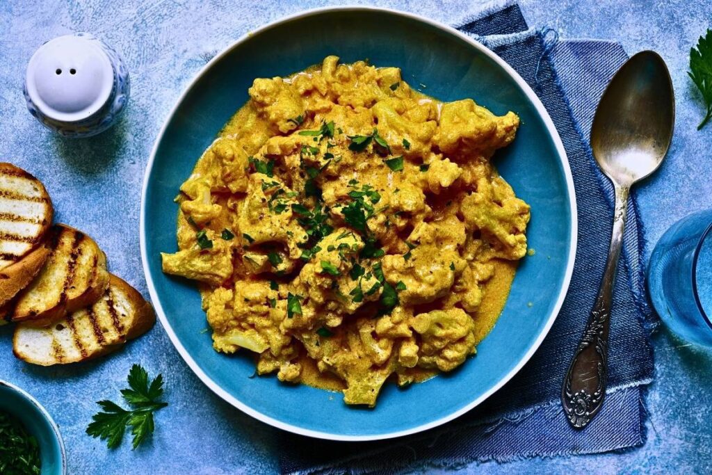 Essa receita de Curry de Couve-Flor, é uma explosão de sabores vegetarianos! Você vai adorar!