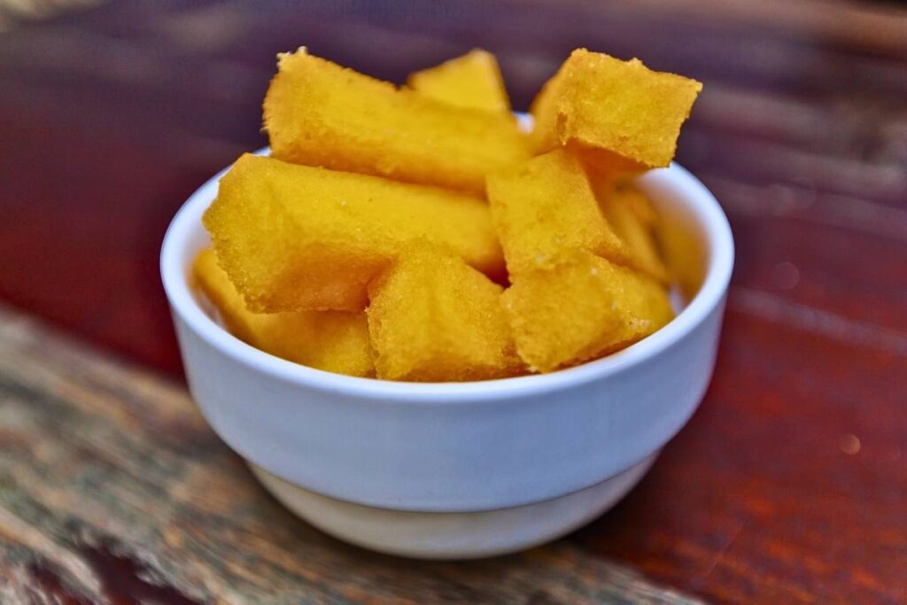 Essa Polenta Frita na AirFryer é uma alternativa incrível para satisfazer seus desejos sem prejudicar sua saúde.