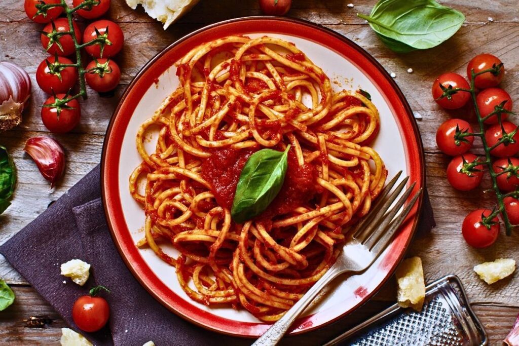 Sinta uma verdadeira explosão de sabor com nosso Macarrão com Molho de Tomate caseiro. É um prato que todos amam, confira!