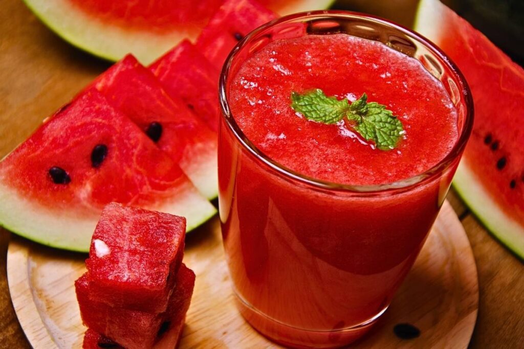 Desfrute de um delicioso Smoothie de Melancia e Manjericão, perfeito para os dias quentes de verão. Venha conferir!