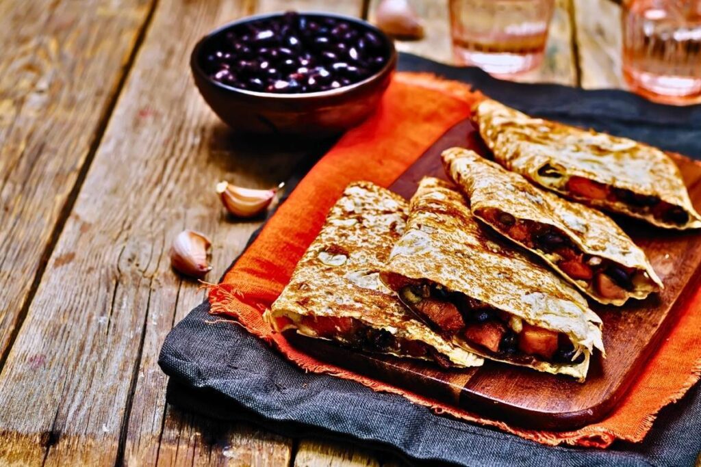 Se você procura uma opção saudável e vegetariana, esses Tacos de Feijão Preto são ideais. Venha conferir!