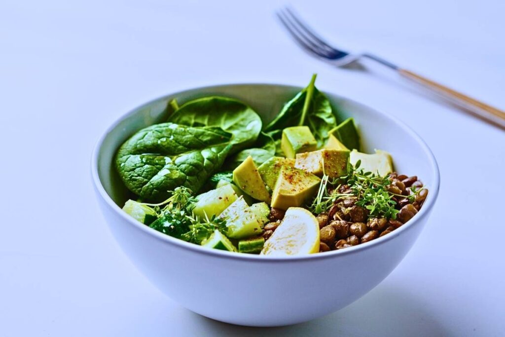 Essa Salada de Lentilhas com Abacate é uma opção saudável e cheia de benefícios para a sua saúde. Confira e faça hoje ainda!