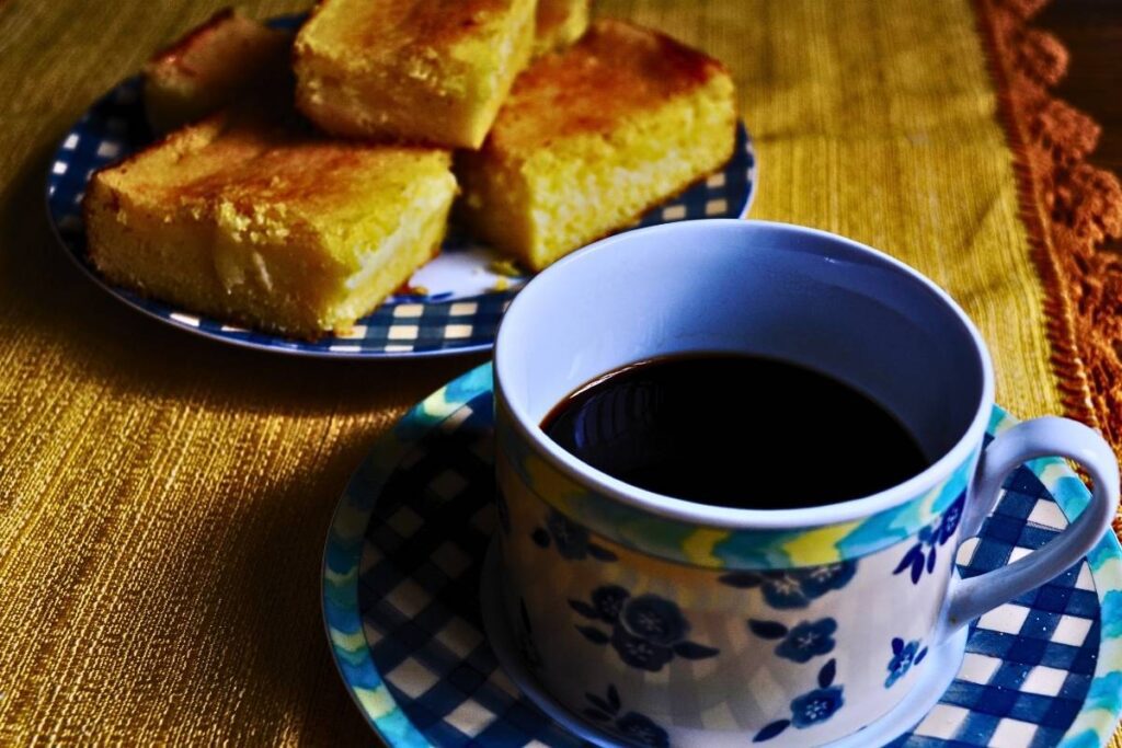 Este Bolo de Fubá Cremoso na AirFryer é uma tentação. Você pode preparar essa delícia em pouco tempo, sem perder o sabor autêntico de um bolo de fazenda.