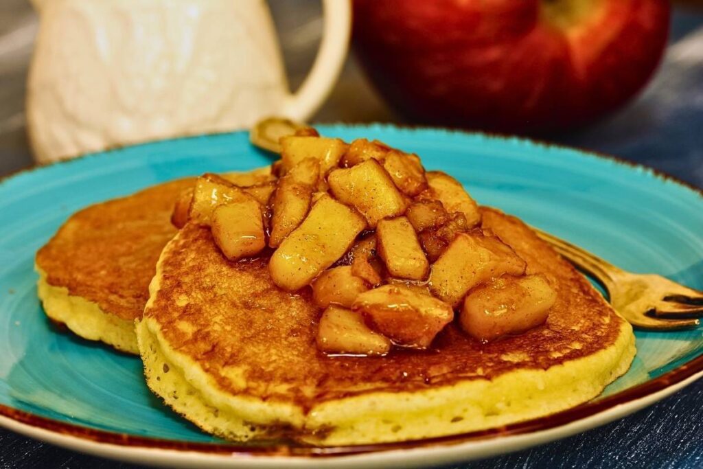 Prepare-se para saborear as Panquecas de Maçã - uma opção irresistível para o café da manhã.