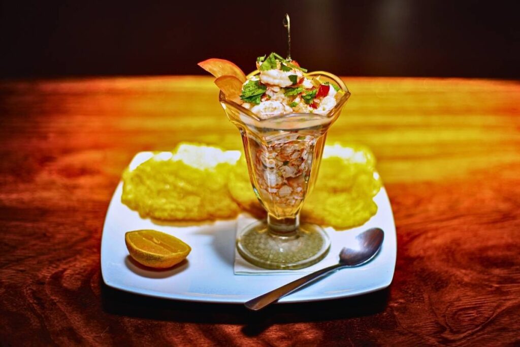 Este Ceviche de Abacaxi,é  uma explosão de sabores tropicais que vai encantar seu paladar! Venha conferir!