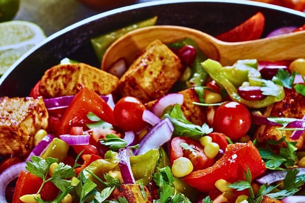 Prepare-se para uma explosão de sabores mexicanos com nosso Tofu à Mexicana. Você vai adorar!