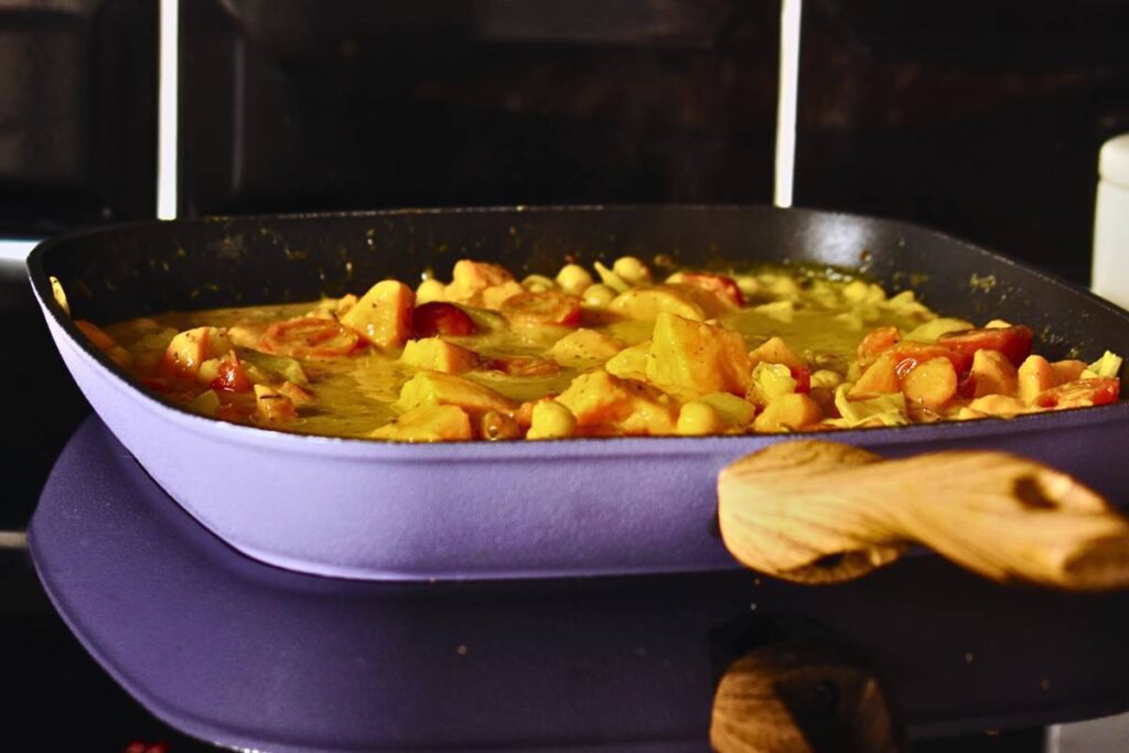 Essa receita de Curry de Batata Doce e Grão-de-Bico, é uma opção vegana e sem glúten é uma delícia!