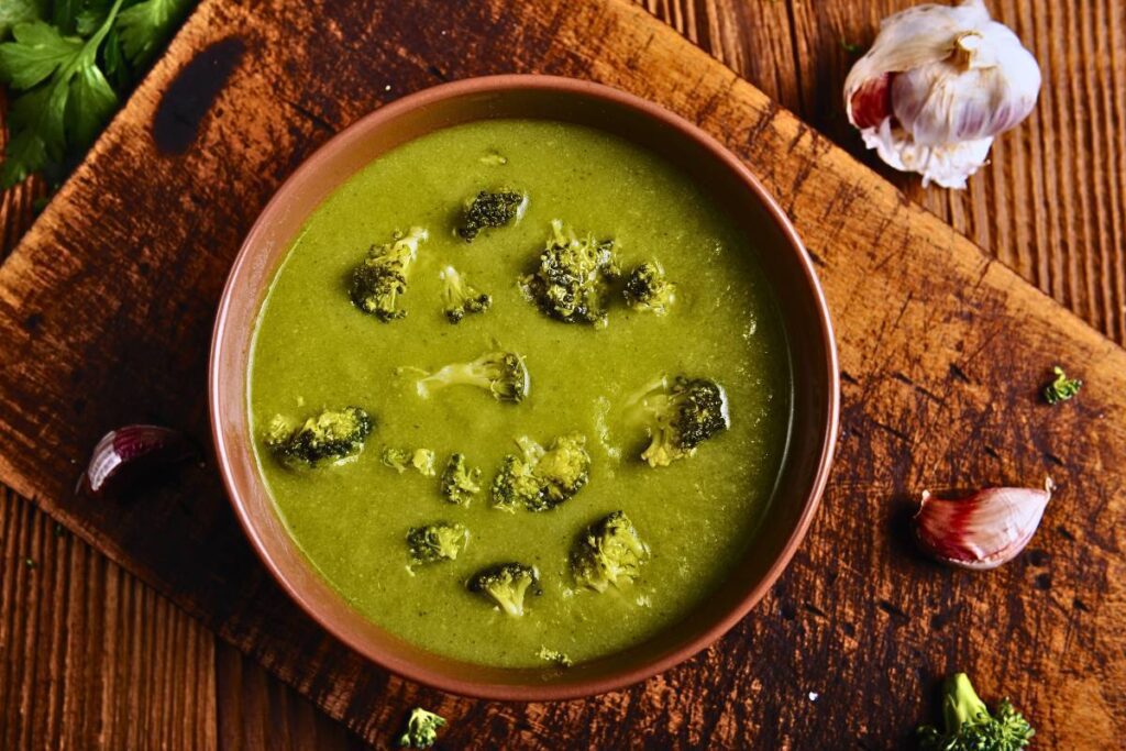 Saborosa Sopa Vegana de Brócolis em Minutos. Esta receita é uma verdadeira explosão de sabores naturais e saúde.