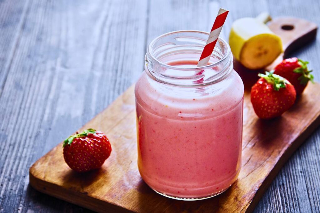 Faça agora um Smoothie de Morango e Aveia. Opção saudável e deliciosa para começar o seu dia!