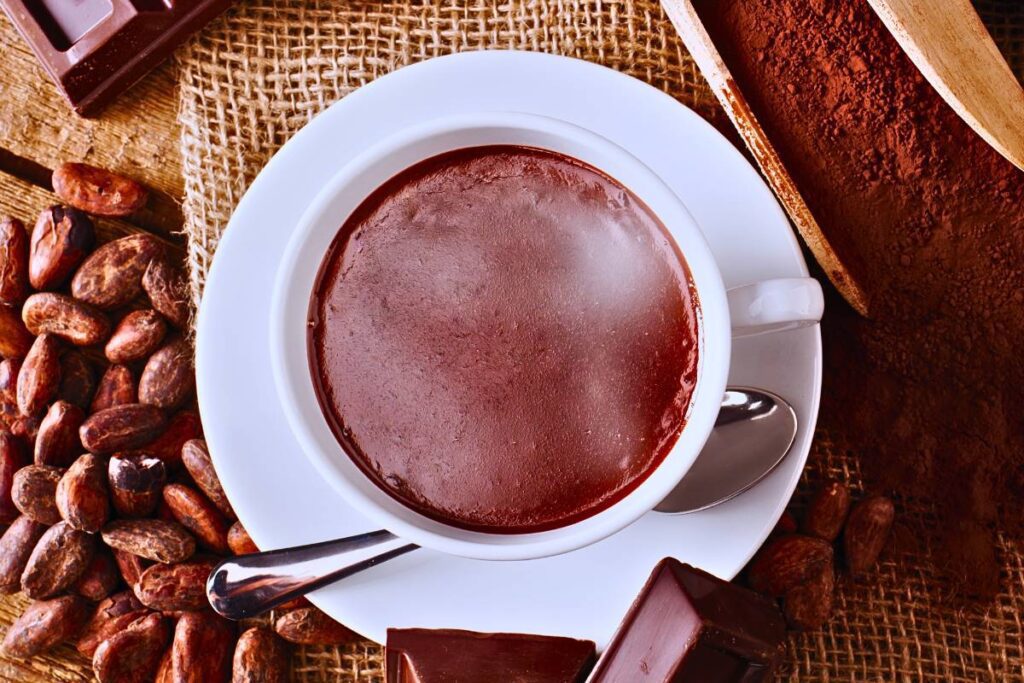 Sinta a magia de um chocolate quente cremoso, pronto em apenas alguns minutos. Uma alternativa deliciosa para aquecer seu corpo.