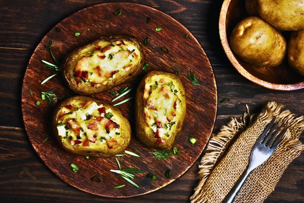 Inove com essa deliciosa batata rústica recheada na AirFryer! Uma opção mais saudável, livre de excesso de óleo, que se encaixa em dietas mais equilibradas.