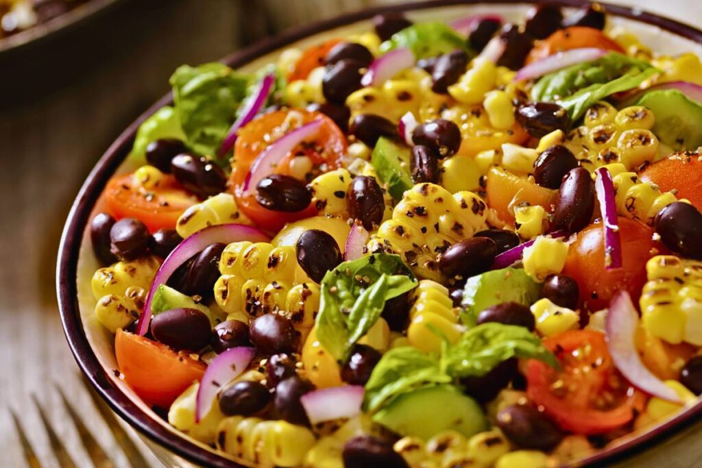 Essa salada de Feijão preto e milho, é uma verdadeira explosão de sabores! Além de ser uma opção deliciosa para quem deseja uma refeição saborosa e nutritiva.