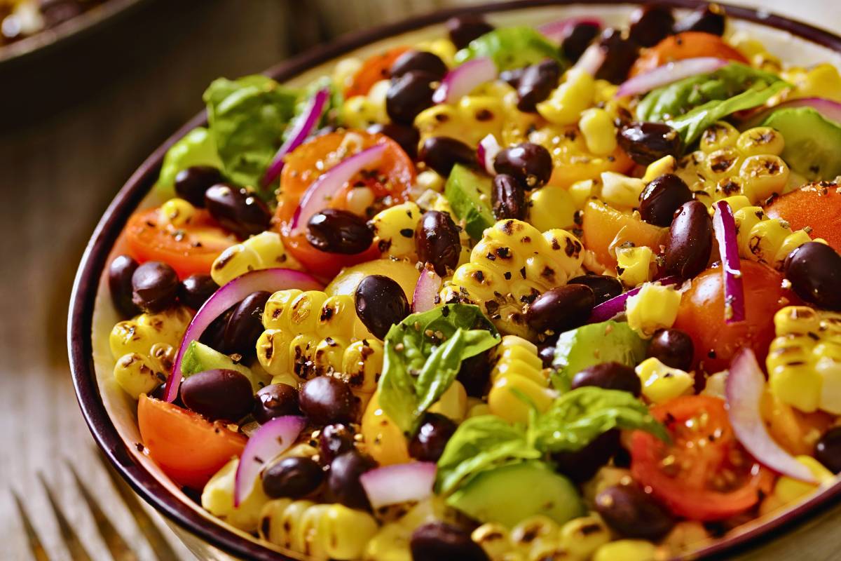 Inove na Cozinha com uma Salada de Feijão Preto e Milho!