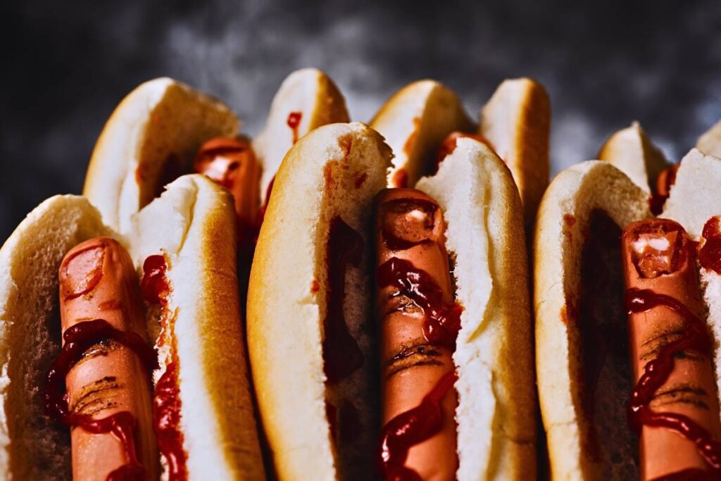 Hot-Dog de dedo é um aperitivo irresistível, perfeito para as festas de Halloween! Assuste seus amigos. Esta é simples e rápida de preparar, confira!.