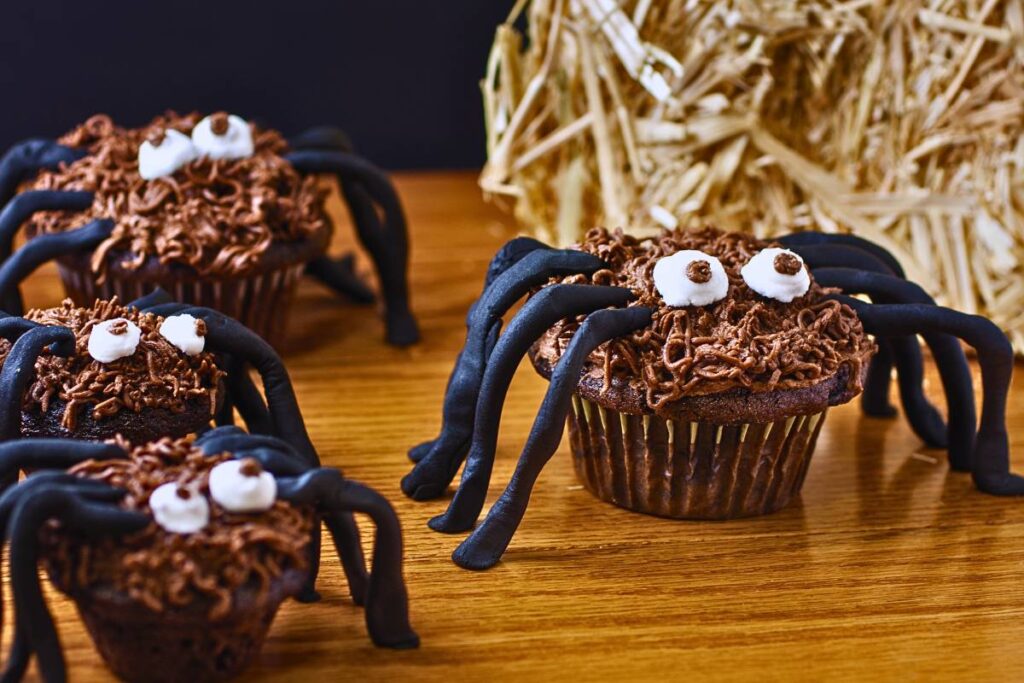 Prepare-se para uma deliciosa surpresa com nossos Cupcakes de Aranha de Chocolate! Esses bolinhos incríveis vão arrepiar seus amigos e familiares.