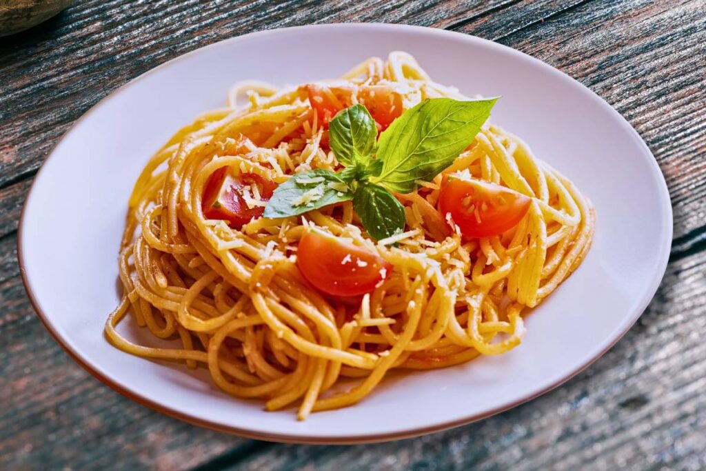 No prato de hoje, trazemos a simplicidade e o sabor clássico em uma receita de Macarrão com Molho de Tomate e Manjericão. Confira a receita completa.