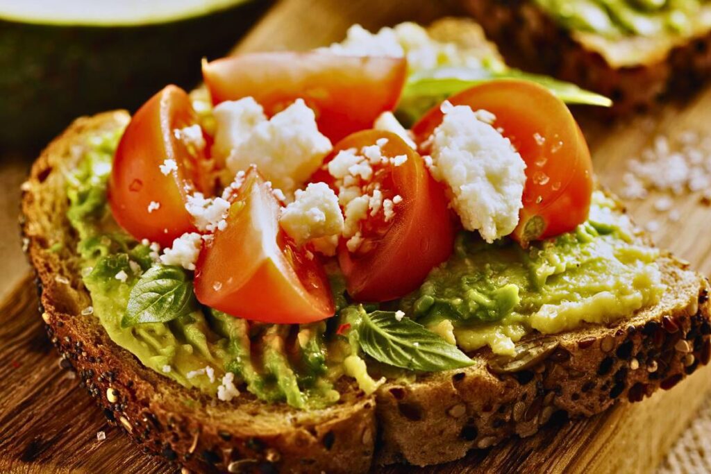 Esse Tostex de Abacate e Tomate na Sanduicheira é um lanche incrível que combina a cremosidade do abacate com a acidez refrescante do tomate. Vamos conferir a receita completa?