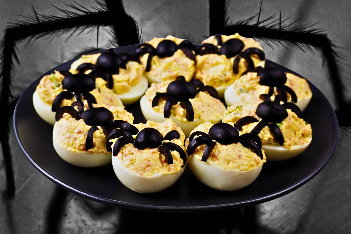 Surpreenda no Halloween: Ovos Cozidos em Forma de Aranha!