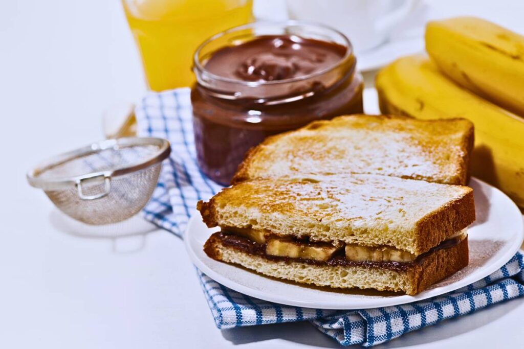 Sanduíche de Banana e Nutella Vegana, este lanche é perfeito para saciar sua fome e satisfazer sua vontade de algo doce. Vamos conferir a receita completa?