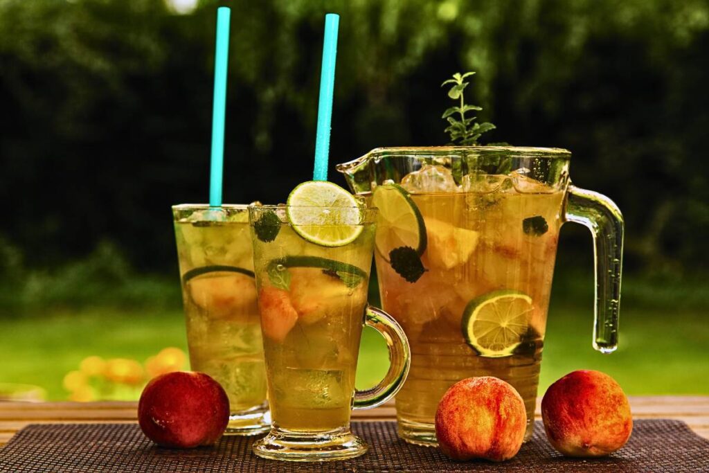 Esta receita de Chá Gelado de Pêssego e Limão é uma combinação refrescante de sabores frutados que vai te conquistar.
