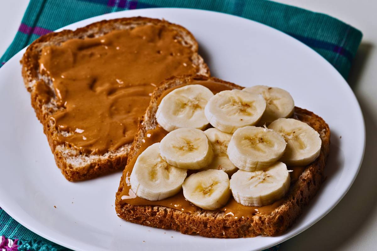 Lanche Saudável: Sanduíche de Banana e Creme de Amendoim!