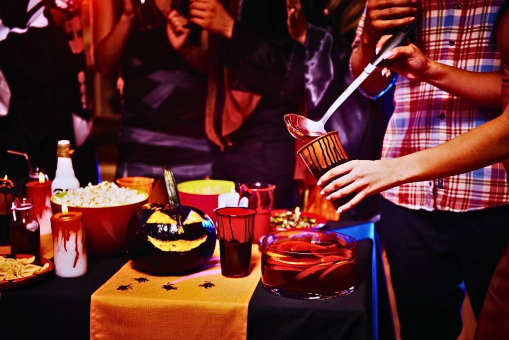 Esse Ponche Assombrado é uma bebida incrivelmente assustadora, que irá animar sua festa de Halloween! Confira!