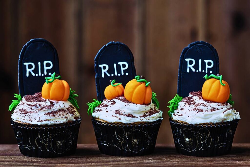 Prepare deliciosos cupcakes R.I.P. “Descanse em PAZ”! Muito fáceis de fazer, você irá surpreender a todos!