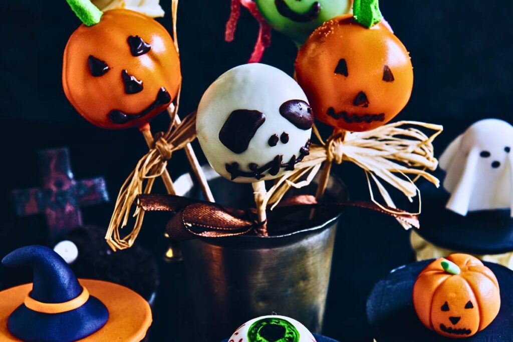 Prepare-se para uma sobremesa incrível. Os Oreo Pops de Halloween são deliciosos, ideais para decorar sua festa!