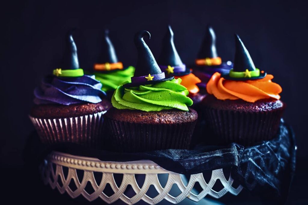Cupcakes Chapéu de Bruxa de Chocolate, deliciosamente assustadores! Perfeitos para deixar sua festa de Halloween encantadora!