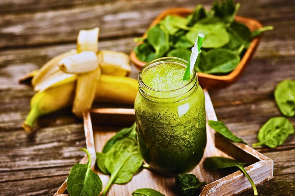 Este Smoothie de Banana e Espinafre vai te dar muita energia e nutrição. Você vai adorar!