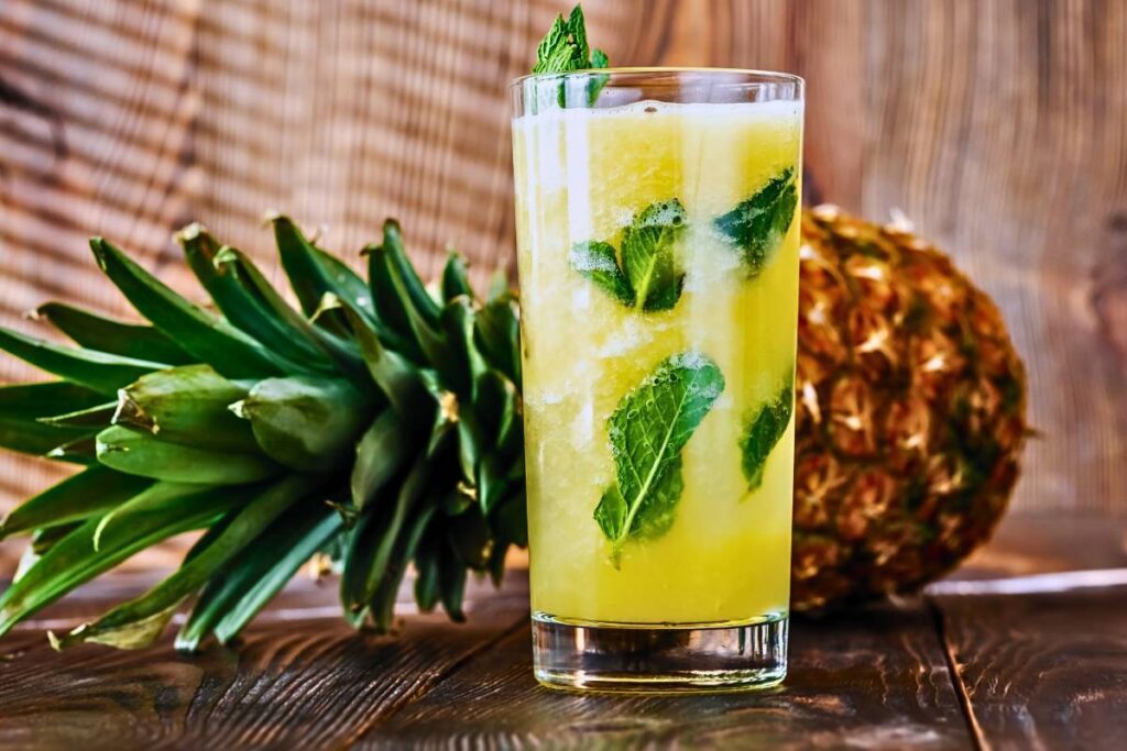 Nada é mais refrescante em um dia quente do que um coquetel de abacaxi e hortelã. Venha conferir essa delícia tropical!