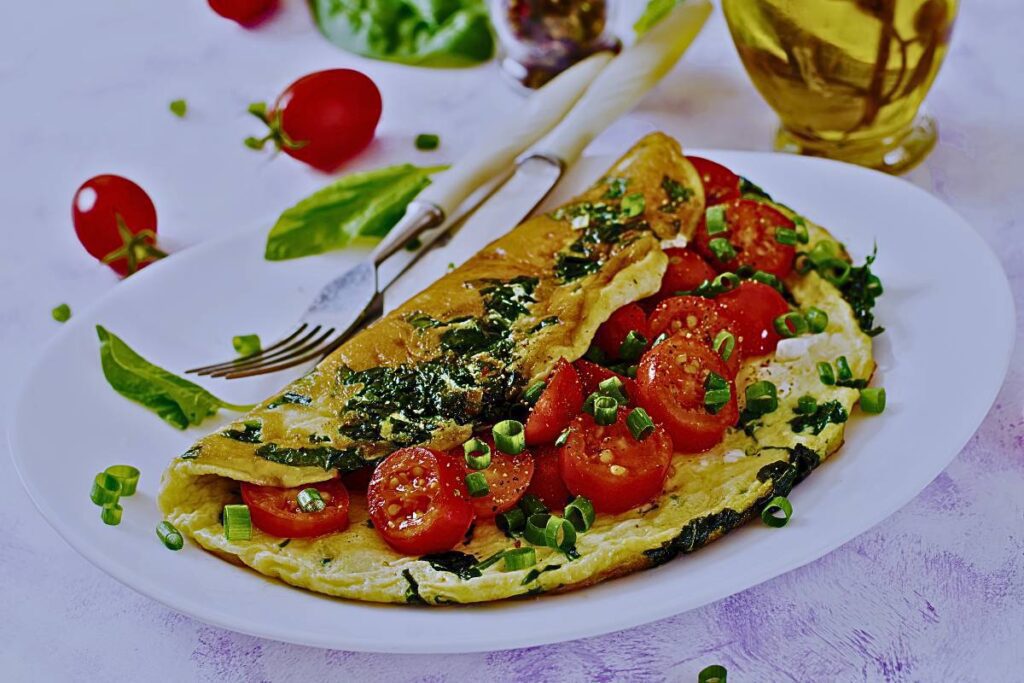 Esta receita de omelete de espinafre e tomate no micro-ondas é a solução perfeita para quem deseja uma refeição saborosa em minutos.