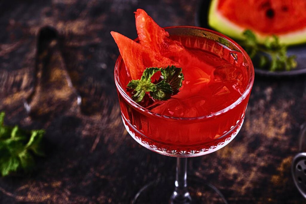 Experimente o sabor refrescante do nosso Mocktail de Melancia e Manjericão. Perfeito para os dias quentes! Confira!