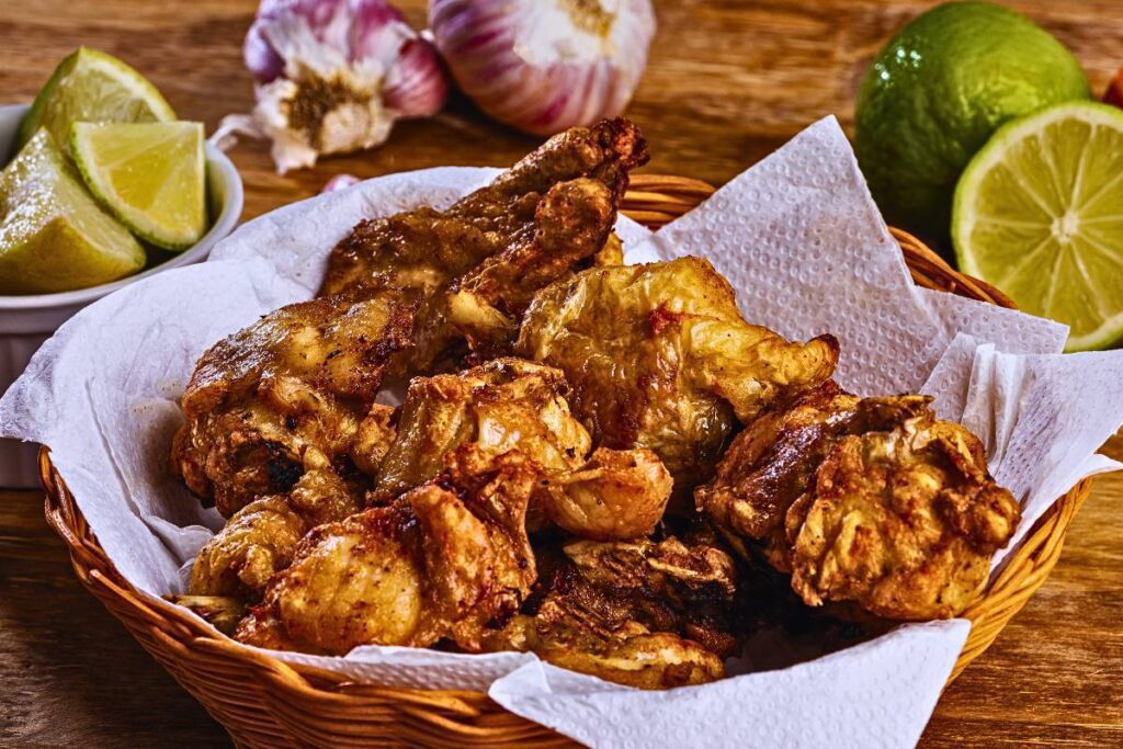 Este Frango a Passarinho na Airfryer é um opção deliciosa, prática, além de ser saudável! Pois frita sem usar óleo! Confira!