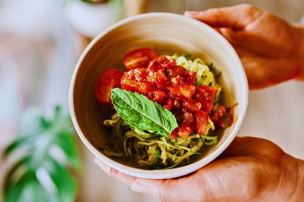 Espaguete de abobrinha com molho de tomate vegano é uma opção deliciosa e saudável para quem busca uma refeição leve e repleta de sabor.