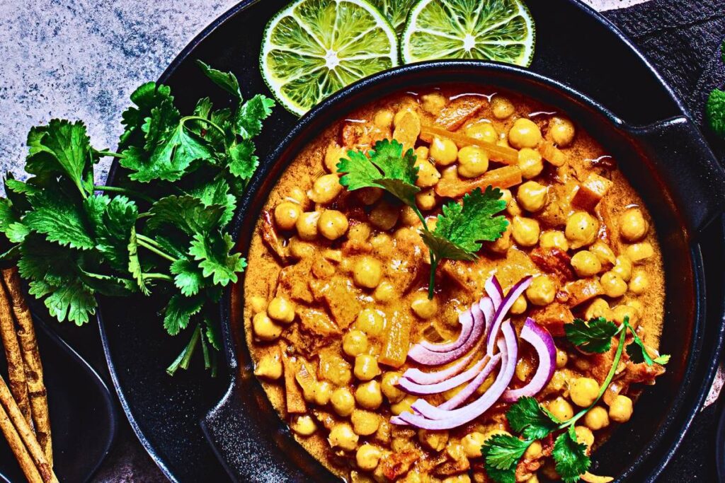 ste Curry de Grão-de-Bico Cremoso é uma explosão de sabores exóticos em um prato simples e rápido de preparar. Quer aprender a fazer?