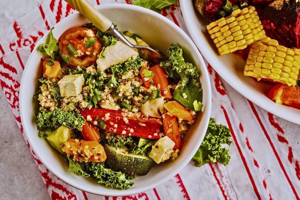Essa Salada de Quinoa com Vegetais Assados é uma explosão de sabores e saúde em cada garfada!