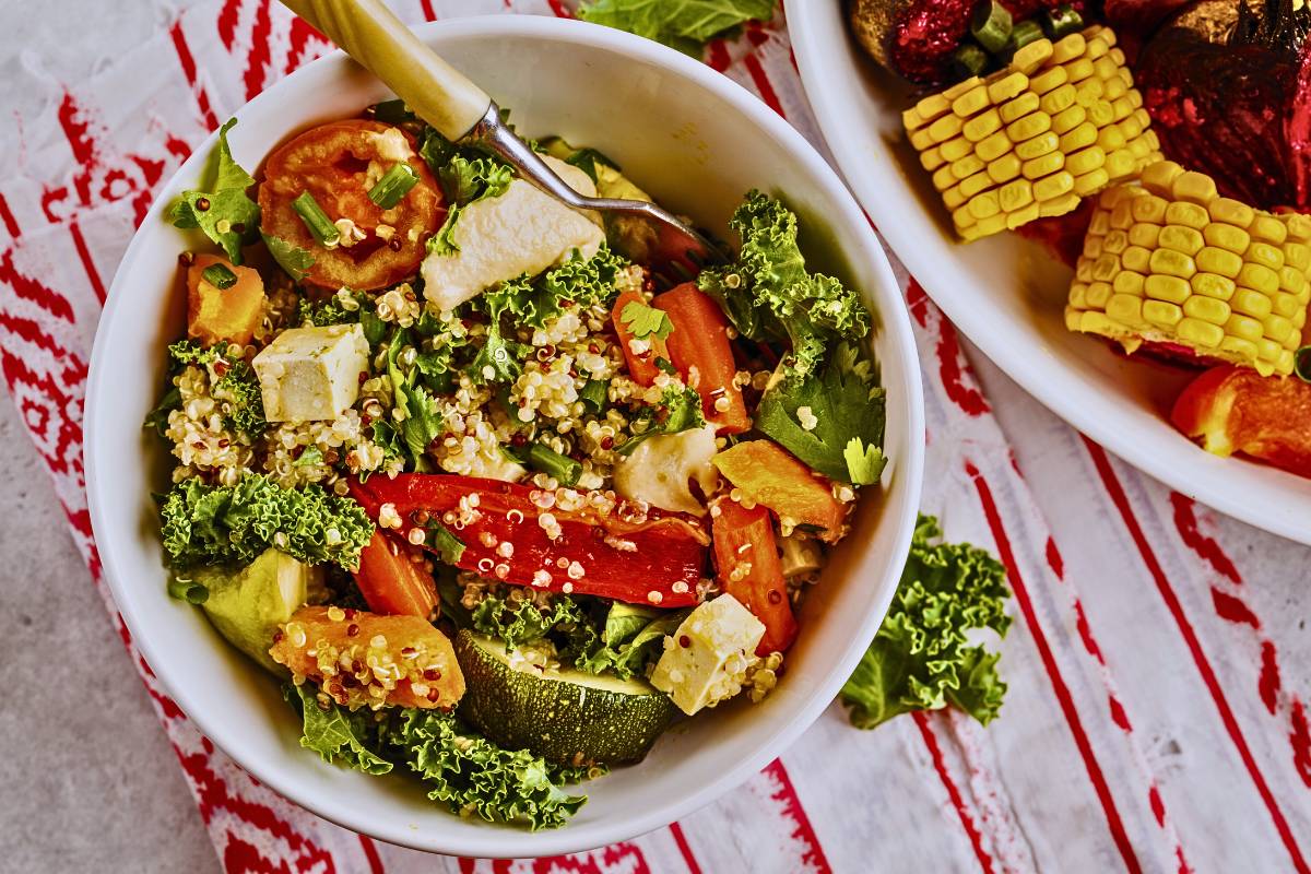 Deliciosa Salada de Quinoa com Vegetais Assados! Prove!