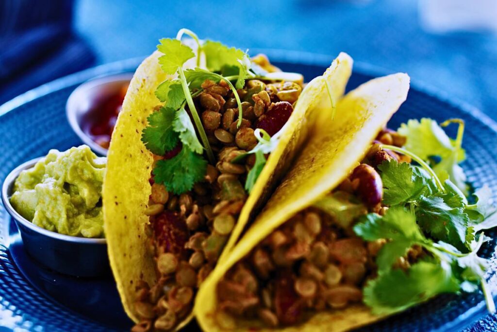 Tacos de Lentilha com Guacamole são uma opção perfeita para vegetarianos e amantes de comida saudável.