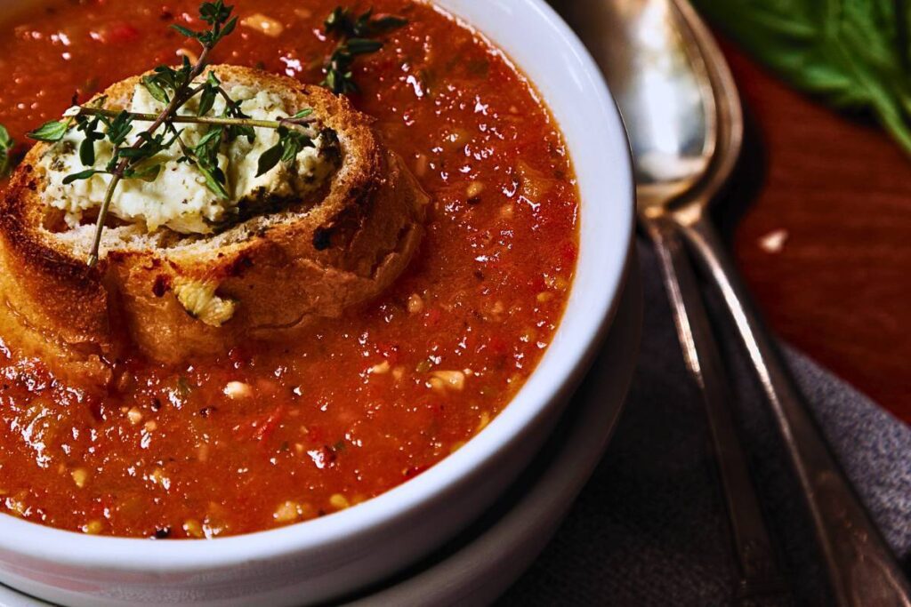 Nossa Sopa de Tomate Assado é a harmonia perfeita entre o calor de um abraço e a suavidade do tomate assado. Uma explosão de sabores em cada colher.