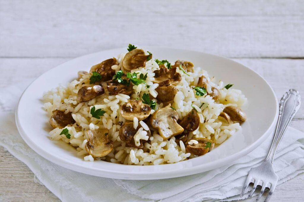 Prepare-se para uma explosão de sabores! Nosso Risoto de Cogumelos Vegano é uma opção deliciosa e saudável para qualquer ocasião.