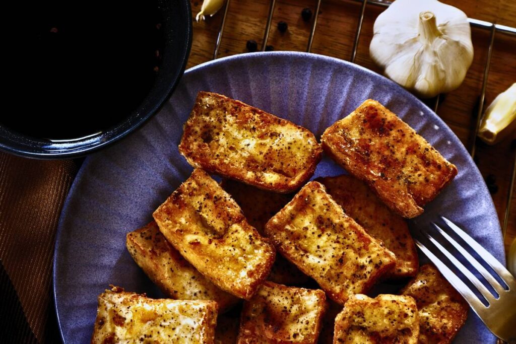Este prato vegano de Tofu Crocante na AirFryer é a escolha perfeita para quem busca uma refeição deliciosa e saudável.