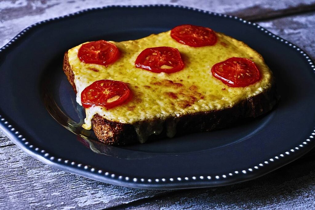 Rápida e Saborosa: Pizza de Pão de Forma na AirFryer, opção saudável, pois é livre de glúten e possui baixas calorias! Faça hoje!