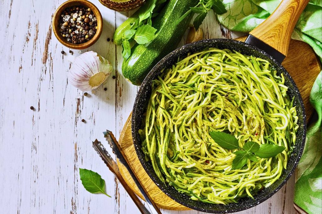 Prepare-se para uma refeição deliciosa com nossa Massa ao Pesto Vegano. Aliás, este prato é uma explosão de sabores frescos e saudáveis, perfeito para uma refeição rápida e nutritiva.